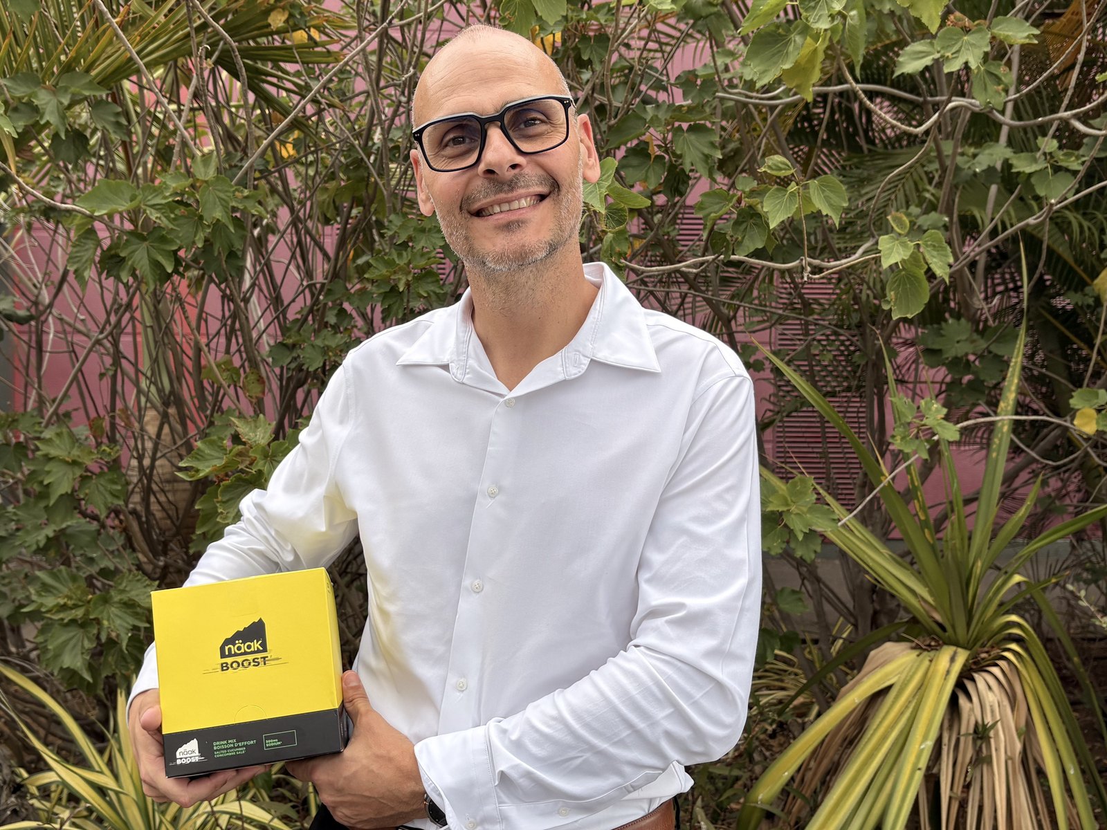 Cédric Leray reçoit son lot : Un pack nutrition Näak spécial prépa